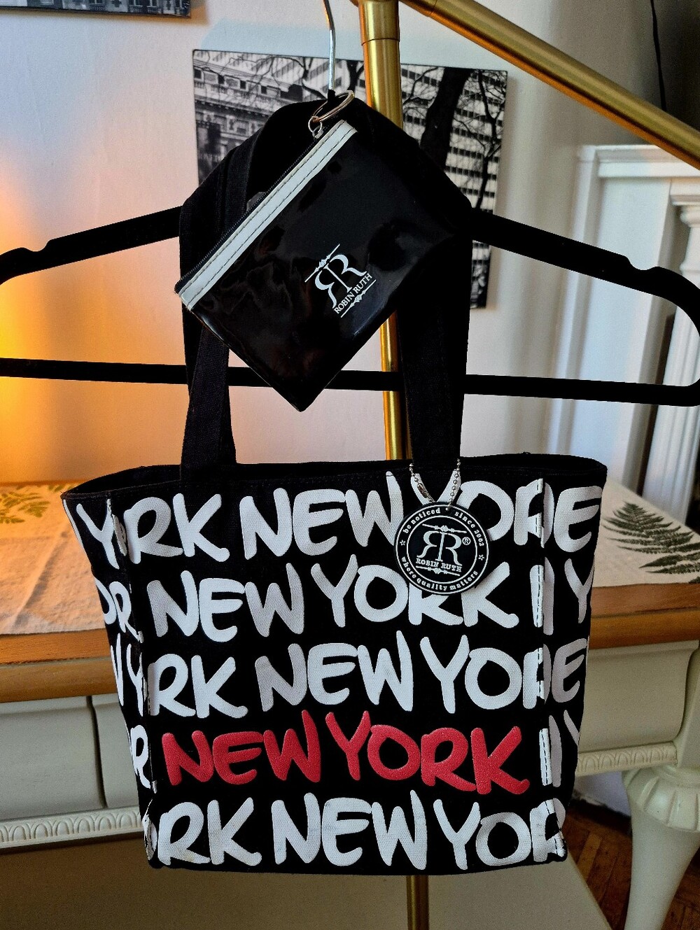 Robin Ruth Blk/Wht/Red New York Graphic Tote w/Coin Purse - Picture 6 of 9